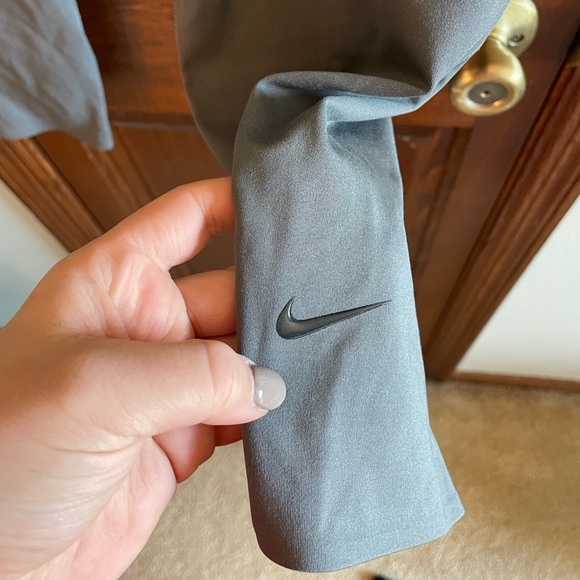 SOLD- NWOT Nike dri-fit cropped leggings - Picture 3 of 5